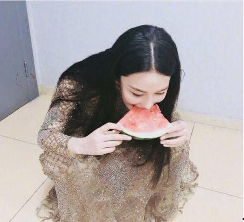 劲爆吃瓜裙,揭秘娱乐圈的时尚与八卦风云