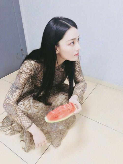 劲爆吃瓜裙,揭秘娱乐圈的时尚与八卦风云