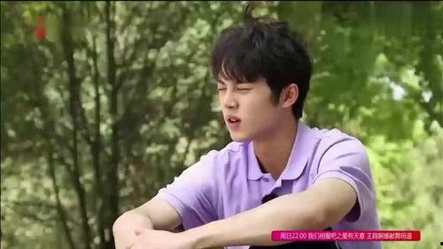 真真和兄弟吃瓜,真真与兄弟共享瓜趣时光