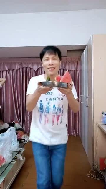 真真和兄弟吃瓜,真真与兄弟共享瓜趣时光