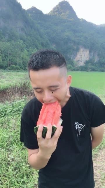 真真和兄弟吃瓜,真真与兄弟共享瓜趣时光