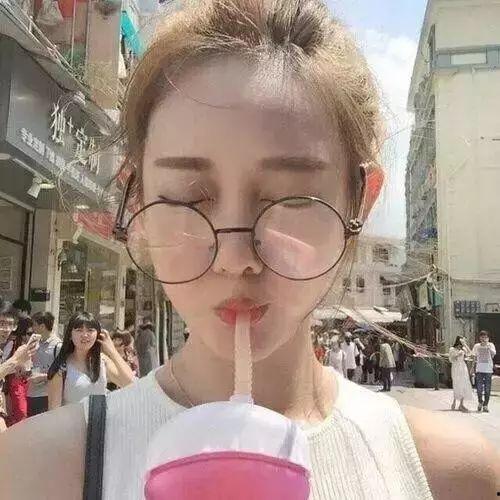 眼镜女生敲门吃瓜,揭秘吃瓜背后的故事