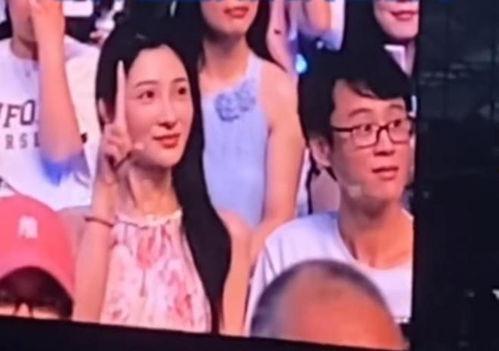 眼镜女生敲门吃瓜,揭秘吃瓜背后的故事