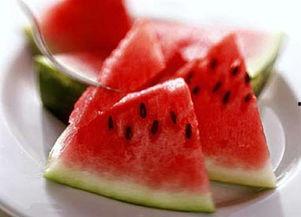 夏季吃瓜的人群