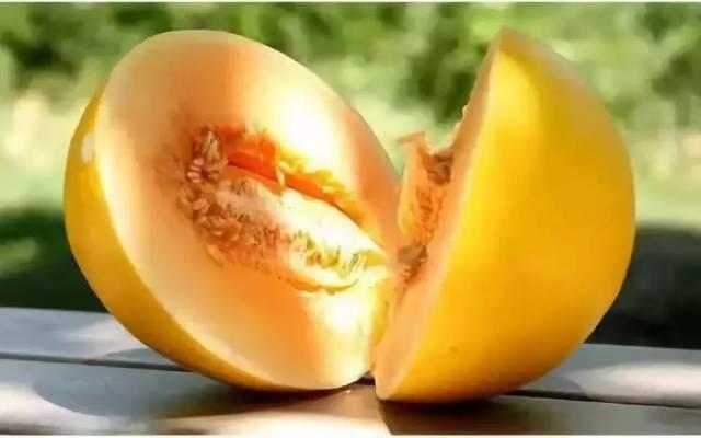 民勤蜜瓜吃皮吗,皮薄肉厚，皮可食用，美味尽享