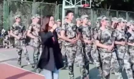 每日慧聪军训吃瓜视频,吃瓜群众围观精彩瞬间