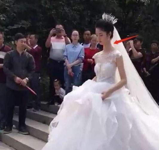 新娘蒙眼吃瓜图片,甜蜜瞬间定格幸福瞬间