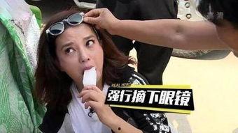 蒙眼吃瓜大妈,揭秘民间趣味现象背后的故事