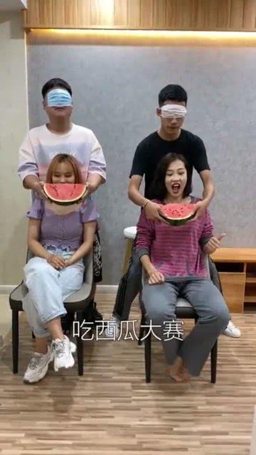蒙眼吃瓜大妈,揭秘民间趣味现象背后的故事  第2张