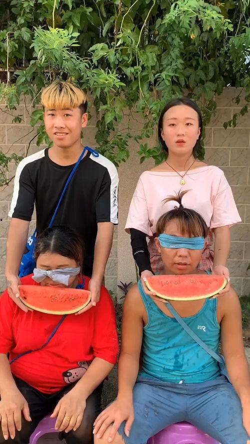 蒙眼吃瓜大妈,揭秘民间趣味现象背后的故事  第3张