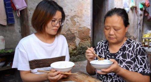 农村小公婆吃瓜,共享田园生活乐趣