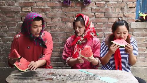 二婶子吃瓜,揭秘家庭琐事背后的温馨故事  第2张